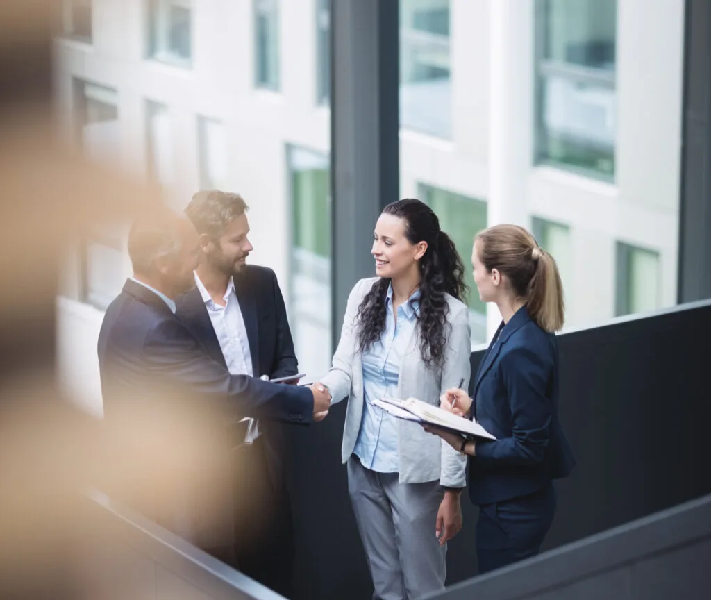 Abogados de barcelona manteniendo una charla sobre la ley de segunda oportunidad